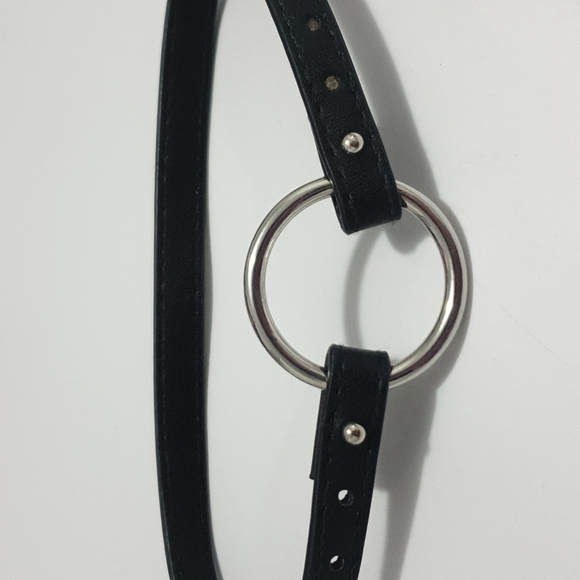 Front open Black vinyl choker with silver O ring - Picture 5 of 16